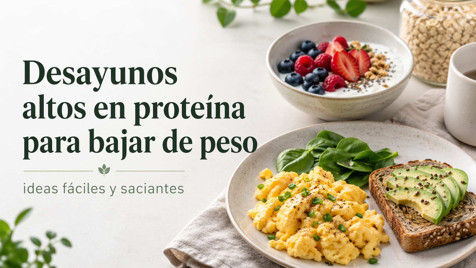 Huevos revueltos con tostada de aguacate y bol de yogur con frutos rojos para desayuno alto en proteína
