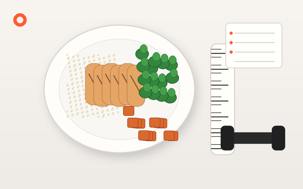 Plato saludable con pollo, arroz, brócoli y boniato junto a cinta métrica, libreta de planificación y mancuerna