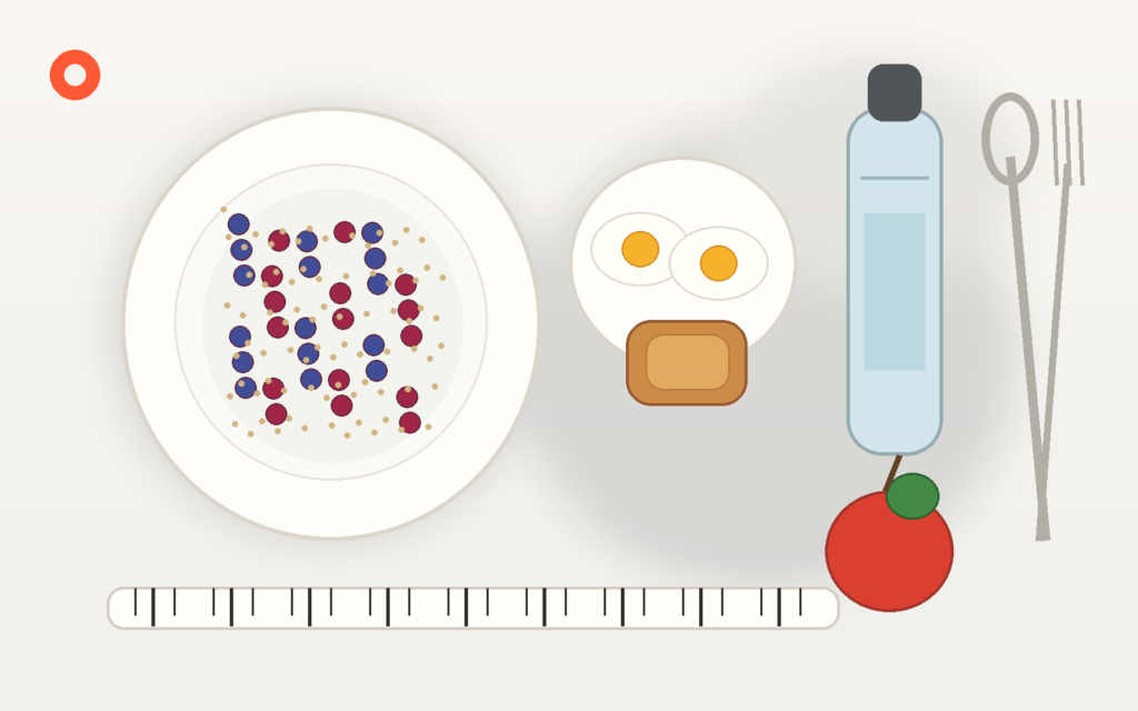 Bol de yogur con frutos rojos, huevos, tostada, manzana, botella de agua y cinta métrica sobre una mesa